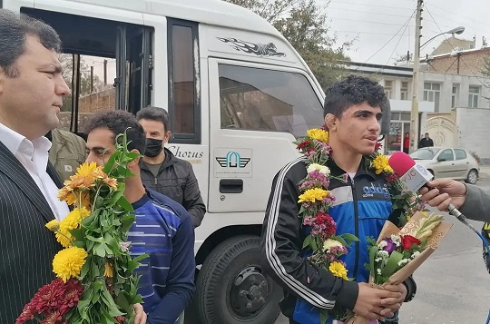 همایون فیضی کشتی‌گیر نونهال اردبیلی در سکوی قهرمانی کشور ایستاد