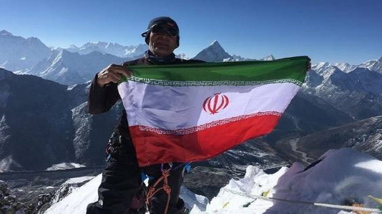 بوسه فاتح اورست بر پرچم ایران + فیلم