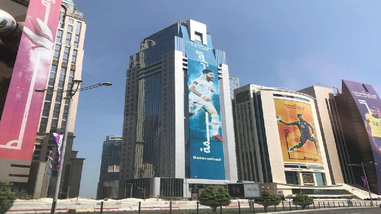 کاپیتان ایران در کنار نیمار روی ساختمان های دوحه