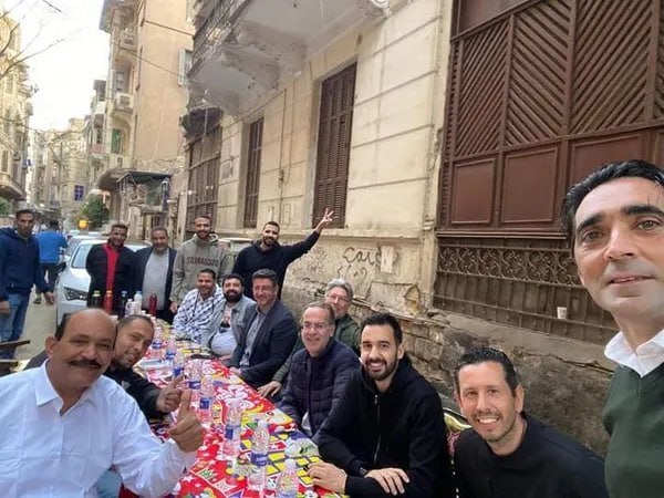 افطاری سرمربی تیم ملی فوتبال مصر در خیابان‌های قاهره + عکس
