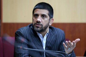 ببینید |  نخستین واکنش علیرضا دبیر به نماز خواندن در جلسه با وزیر ورزش