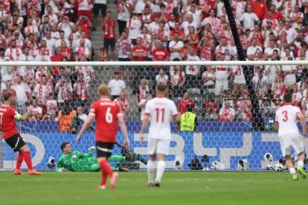 لهستان ۱ – ۳ اتریش/ فقط معجزه یاران لواندوفسکی را در جام نگه می‌دارد + فیلم