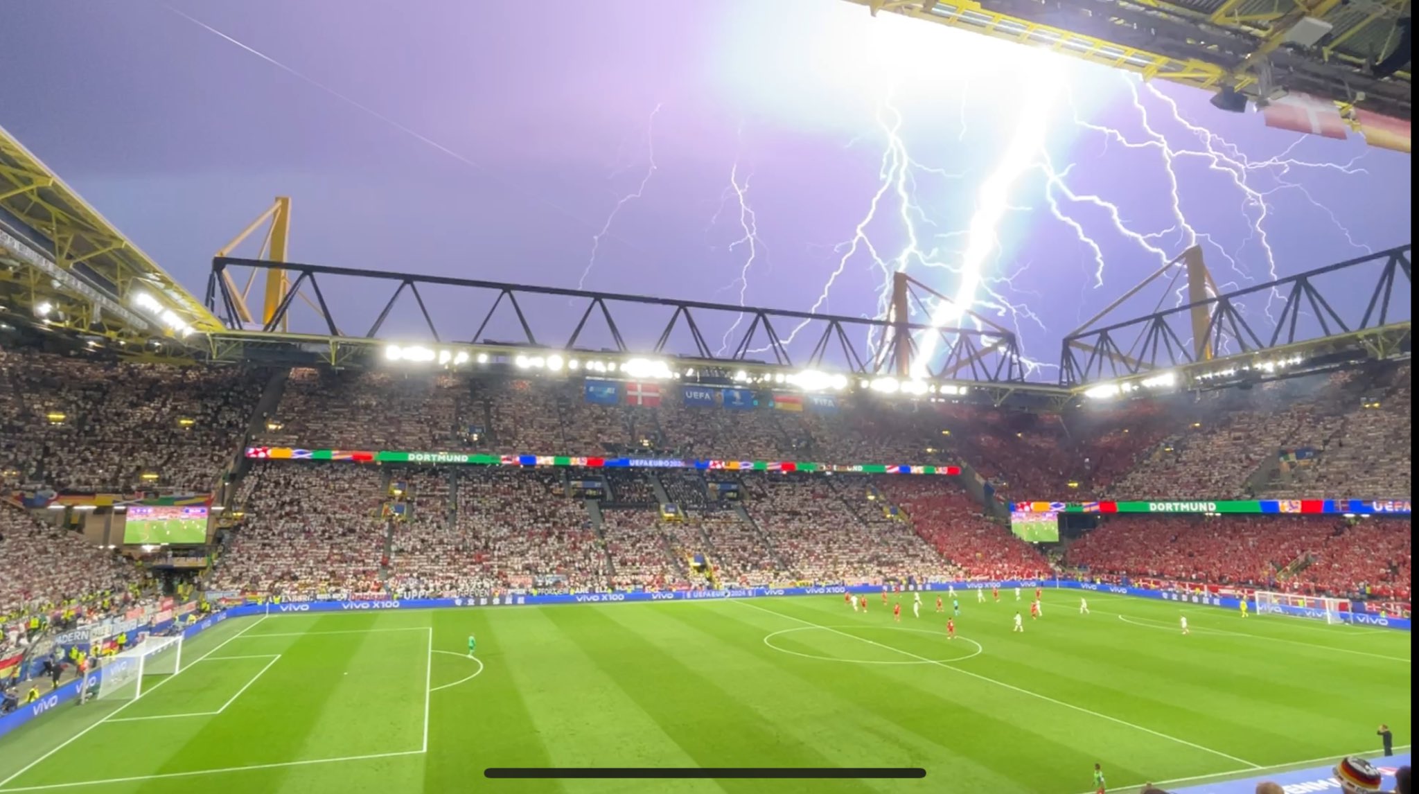 عکس| توقف بازی آلمان و دانمارک به دلیل صاعقه و تگرگ شدید