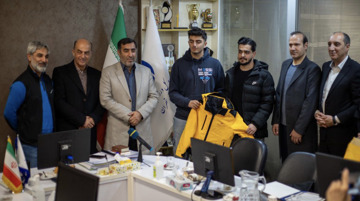 با حضور جوادی مدیرکل ورزش و جوانان/ حمایت از تیمهای اسکی تهران با رونمایی لباس تولید داخلی